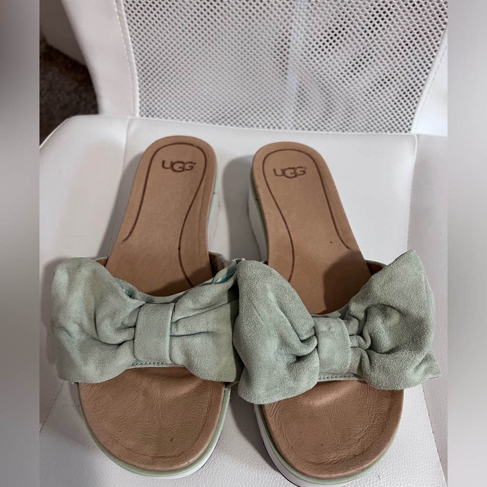 Woman’s UGG Bow Sandals Size 9 - Picture 2 of 6